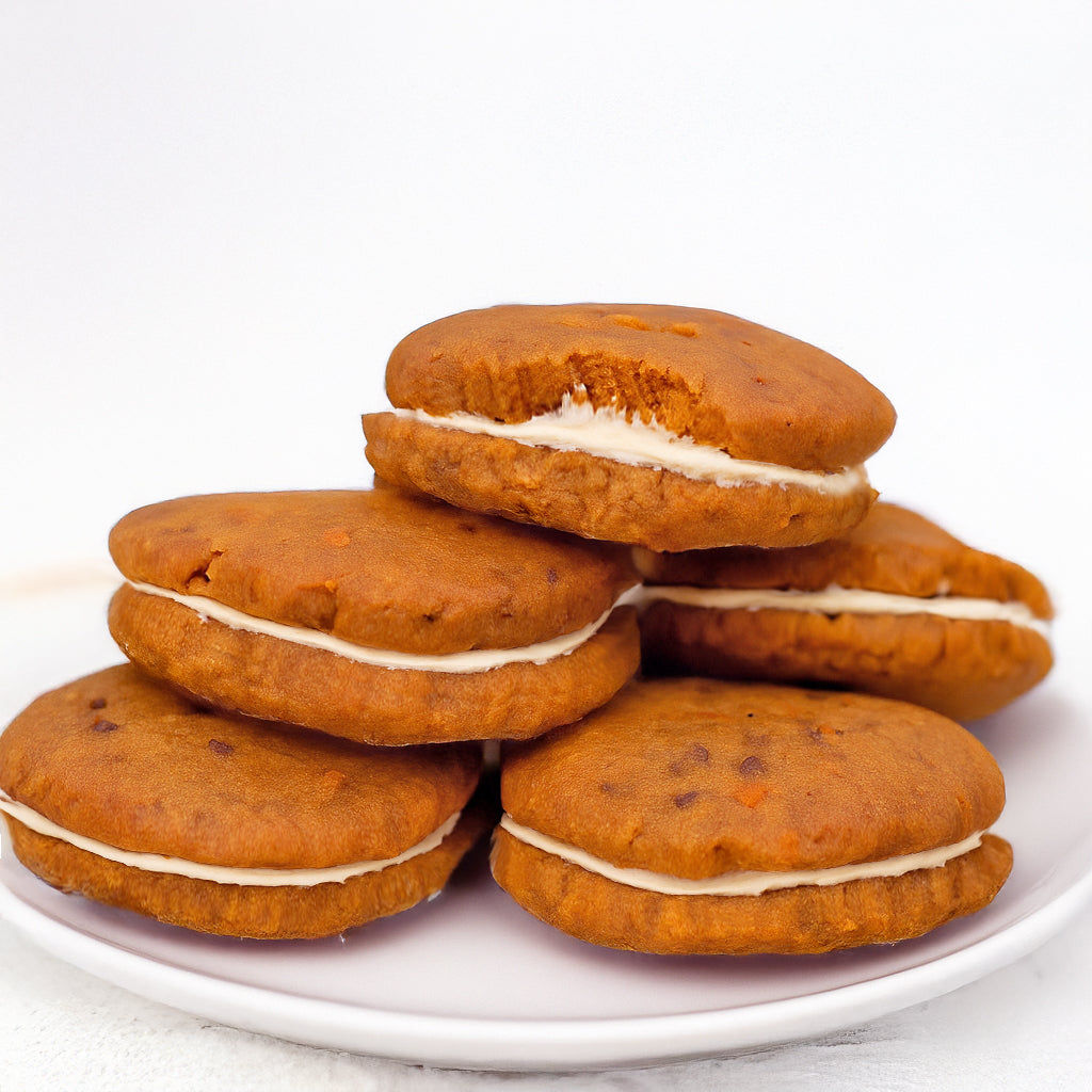 Keto-friendly carrot cake cookie sandwich with creamy filling – low carb & sugar-free